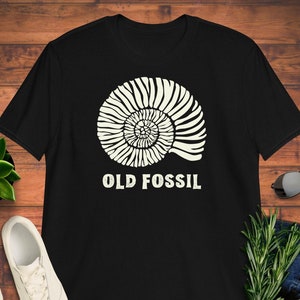 OLD FOSSIL T-shirt unisexe, T-shirt drôle d'ammonite, cadeau de collectionneur de fossiles, chemise de paléontologie, chemise de chasseur de fossiles, retraité de la côte jurassique