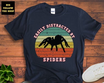 Camiseta con estampado retro "Easy Distracted By SPIDERS" / Camiseta con tarántula para amantes de las arañas / Divertida camiseta con aracnofobia / Regalo de araña tarántula negra