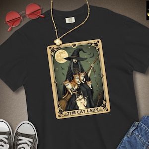 Camiseta premium de peso pesado con estampado de cartas del tarot de THE CAT LADY®, camiseta de Crazy Cat Lady, amante de los gatos, camiseta de bruja y bruja para Halloween