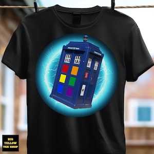 Maglietta "POLICE BOX Pride", maglietta con serie TV retrò, maglietta LGBTQ Colors Gay Pride, maglietta per fan della fantascienza queer, regalo retrò di fantascienza, regalo di una serie TV britannica