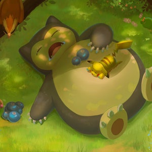 Puede incluir: Un Snorlax grande, verde y gris, un Pokémon, está durmiendo boca arriba en un campo de hierba. Un pequeño Pikachu amarillo, un Pokémon, está durmiendo boca abajo encima de Snorlax. Hay varias bayas azules esparcidas alrededor de Snorlax.