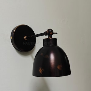 Può includere: Un set di tre tazze in ceramica con finitura opaca e macchiettata. Le tazze sono nei toni del crema, grigio chiaro e grigio scuro. Ogni tazza ha un design semplice e minimalista, perfetto per caffè o tè.