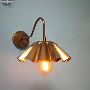 Aanpasbare koperen wandkandelaar met bloemen: plug-in/bekabelde verlichting