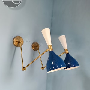 Jaren 1950 wandkandelaar paar leeslamp - Italiaanse Diablo Stilnovo armatuur licht - aanpasbare blauwwitte blaker - messing wandlampen