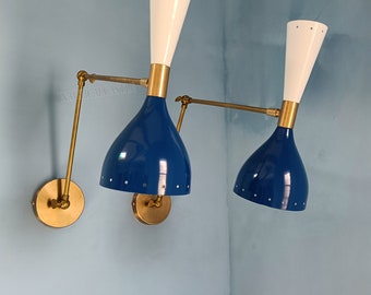 Lampada da lettura per coppia di applique da parete in ottone della metà del secolo - Apparecchi di illuminazione italiani Stilnovo - Lampada da parete regolabile in bianco blu per la decorazione domestica