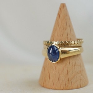 Verse of Azure Skies: Vintage Style Sapphire Gold Ring - 18k Solid Gold Retro Style Gift for Her Stacking Rings