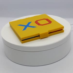 Descubre diversión en cualquier lugar con el juego Tic-Tac-Toe portátil en una caja. Da rienda suelta a tu estrategia: Tic-Tac-Toe Mastery Edition - ¡Stock limitado!