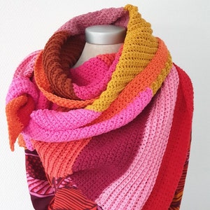 Crocheted diagonal stripe scarf (Dutch pattern)
