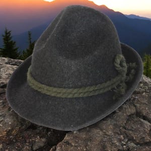 Traditional mountaineering hat &quot;Berni&quot; in anthracite made of 100% wool – perfect companion for mountain tours, hikes and leisure activities