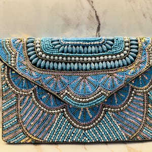 Bolso de mano azul cielo con cuentas, piedras y espejos, estilo bohemio chic, para bodas, fiestas y ocasiones especiales, elegante bolso artesanal