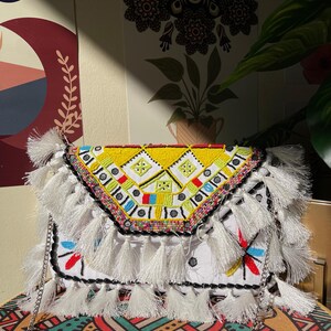 Cartera de mano bohemia blanca hecha a mano con cuentas amarillas y multicolores: bolso de cuentas único para bodas, fiestas y festivales: cartera bohemia artesanal
