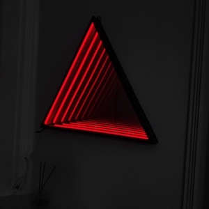 Infinity Mirror Triangle LED-wandlamp, geometrische RGB-kleurveranderende wanddecoratie, eindeloze magische verlichting op maat handgemaakte Infinity-spiegel