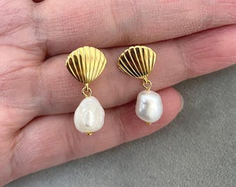 Orecchini a conchiglia placcati in oro 18 carati con perle d'acqua dolce e cerchi in argento sterling