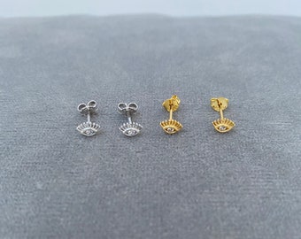 Orecchini a bottone in argento sterling con piccoli occhi malvagi e zirconi cubici
