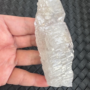 Cristal de cuarzo esquelético grabado, raro, con arcoíris natural – Estructura de crecimiento en escalera, patrón de circuito impreso, ejemplar mineral de colección, 82 g