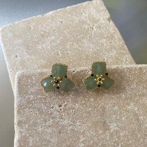 Retro Green Tiny Beaded Statement Earrings, Elegant Flower Paperclip chain Earrings for Her, Green Stone Dedicated Stud Earrings. 18K gold