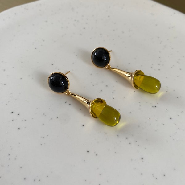 Elegant Sleek Black Agate Stone Earrings, Yellow Resin Trumpet Flower Shape Earrings, Natural Stone Earring for Her, Perfect for Summer Wear