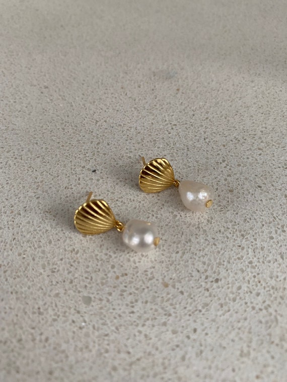 18K Gold Clam Shell Freshwater Pearl Earrings, Bright Shine Shell Pearl  Earrings for Her, Cute Mini Shell Statement Pearl Hoop Earrings. - Etsy