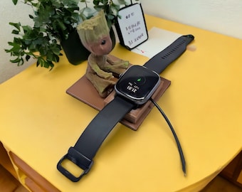 A3DG Baby Groot Apple Watch Ständer / Halter - Apple Watch Ladestation (Braun mit grünen Farbtönen) - Apple Watch Ladestation