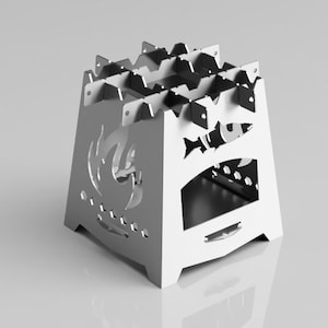Puede incluir: Un hogar de metal plateado con un diseño de pez y un diseño de llama. El hogar tiene una rejilla en la parte superior y una pequeña abertura en el lateral.