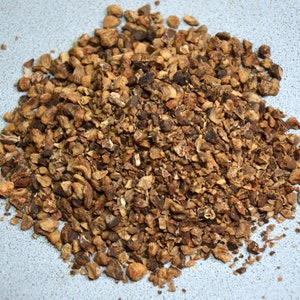 Könnte beinhalten: Ein Haufen getrockneter, brauner und beigefarbener Klettenwurzelstücke.