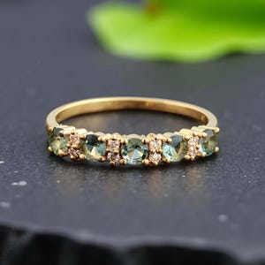 Alianza de boda con topacio azul antiguo y delicado diamante de media eternidad, oro amarillo de 14 k, joyería nupcial, regalo alternativo para esposa, anillo llamativo