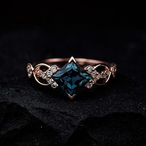 Anillo de compromiso de alejandrita de corte princesa, delicado anillo nupcial de diamantes, anillo de propuesta único en oro rosa, anillo de promesa torcido, anillo de regalo de aniversario