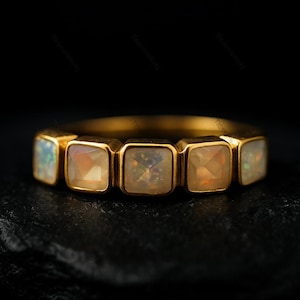 Alianza de boda vintage de ópalo de corte princesa, media eternidad, chapada en oro amarillo, estilo art déco, ideal como regalo de joyería apilable.
