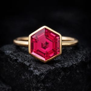 Anillo de bodas con rubí de corte hexagonal, solitario chapado en oro amarillo, anillo con bisel de piedra preciosa rosa, piedra natal de julio, joyería de promesa, regalo para hermana
