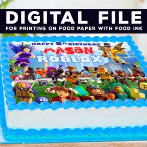 Op de afbeelding: Een rechthoekige taart met blauwe glazuur en een blauwe rand. De taart is versierd met een Roblox-thema-afbeelding met personages en de tekst "HAPPY 8TH BIRTHDAY MASON ROBLOX". De bovenste banner luidt "DIGITAL FILE FOR PRINTING ON FOOD PAPER WITH FOOD INK".