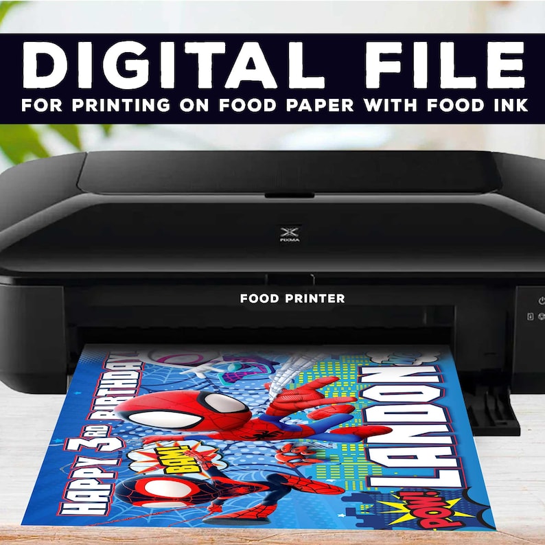 Puede incluir: Una impresora de alimentos negra imprimiendo una colorida pancarta de cumplea&ntilde;os con Spider-Man. La pancarta dice "Happy 3rd Birthday Landon" con gr&aacute;ficos de estilo c&oacute;mic. El texto "DIGITAL FILE" est&aacute; en la parte superior, indicando un dise&ntilde;o imprimible.