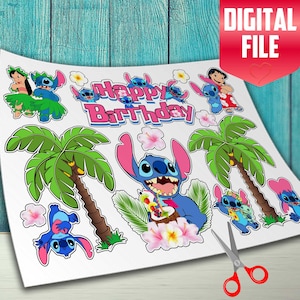 Op de afbeelding: Een vel kleurrijke, voorgestanste stickers met het personage Stitch uit Lilo & Stitch. De stickers bevatten Stitch in verschillende poses, palmbomen, bloemen en de tekst "Happy Birthday". Een rood hartvormig label leest "DIGITAL FILE".