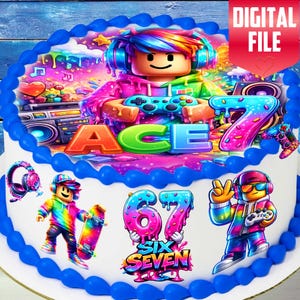 Pode incluir: Um bolo branco decorado com gráficos coloridos com tema de jogos. O bolo apresenta um personagem central com fones de ouvido e um controlador, a palavra "ACE" e o número "7". Gráficos adicionais incluem um skatista e as palavras "SIX SEVEN".