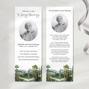 Puede incluir: Una foto en blanco y negro de un hombre sobre un fondo blanco con una escena de bosque verde en la parte inferior. El texto dice "In Loving Memory" y "His Journey's Just Begun".