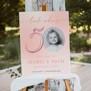 Cartel de bienvenida del 50 cumpleaños para mujer, tablero de fotos femenino, plantilla de póster de oro rosa, mira quién tiene cincuenta, decoración de fiesta editable, señalización rosa
