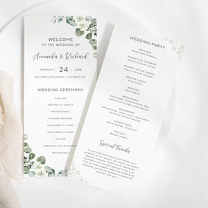 Könnte beinhalten: Hochzeitszeremonie-Programm mit grünem und weißem Blumendesign. Das Programm enthält die Reihenfolge der Ereignisse, die Hochzeitsgesellschaft und einen besonderen Dank. Der Text lautet "Willkommen zur Hochzeit von Amanda & Richard" und "Montag, 24. Juni, Bayside Lane Church, Las Vegas, NV".