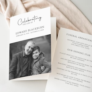 Può includere: Foto in bianco e nero di un uomo anziano e un bambino piccolo che sorridono. La foto è su una carta bianca con il testo "Celebrating the life of Edward Blackburn February 21, 1970 - October 12, 2024" in alto. La carta include anche il testo "Funeral Arrangements Saturday, June 20th 2024 at 10:00 am Your Funeral Home 1234 Street, City, State" e "Our Shining Star A light went out on earth for me the day we said goodbye. And on that day a star was born. The brightest in the sky. Reaching through the darkness with its rays of purest white. Lighting up the heavens as it once lit up my life. With beams of love to heal the broken heart you left behind. Where always in my memory, your lovely star will shine."