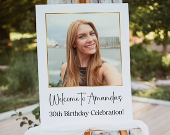 Könnte beinhalten: Ein weißes Willkommens-Schild mit einem goldenen Rahmen um ein Foto einer Frau. Der Text lautet "Welcome to Amanda's 30th Birthday Celebration!"