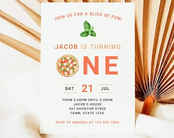 Puede incluir: Una tarjeta de invitación blanca con una ilustración de pizza roja y naranja y el texto "JOIN US FOR A SLICE OF FUN! JACOB IS TURNING ONE SAT 21 JUL FROM 2:00PM UNTIL 5:00PM JACOB'S HOUSE 567 HOUSTON STREE TOWN, STATE 1234 RSVP TO AMANDA AT 123-456-7890"