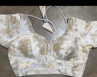 Blusa de brocado blanco hecha a medida: escote corazón y mangas al codo