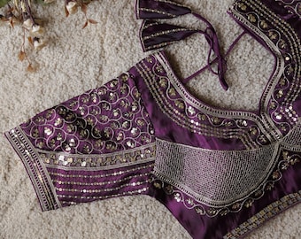 Blusa sari de seda bordada: escote corazón, acolchada, espalda abierta