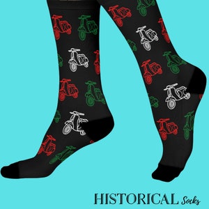 Vespa, Scooter, Chaussettes Vespa, Chaussettes Scooter, Cadeaux Vespa, Cadeaux Scooter, Drapeau italien, Cadeaux italiens, Chaussettes noires, Chaussettes Vespa Scooter
