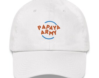 Puede incluir: Gorra de béisbol blanca con el texto bordado "PAPAYA ARMY" en naranja, encerrado por un arco azul. La gorra tiene una visera curva y un cierre de correa de tela.