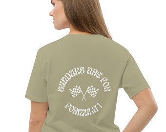 Puede incluir: Una camiseta verde claro con un gráfico blanco en la espalda que dice "Sundays are for Formula 1" con un diseño de bandera a cuadros.