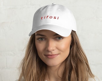 Puede incluir: Gorra de béisbol blanca con texto bordado en rojo que dice "tifosI"