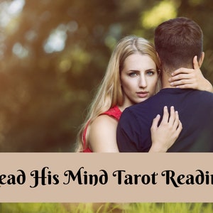 Pode incluir: Uma mulher com cabelo longo e loiro abraça um homem por trás. Ela está olhando para a câmera com uma expressão suave. O homem está vestindo uma camisa azul escura. O texto "Read His Mind Tarot Reading" é exibido na parte inferior da imagem.