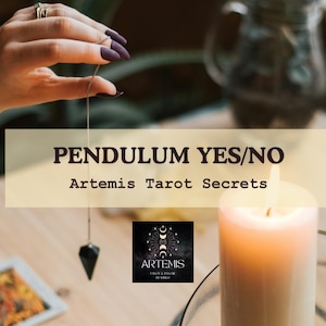 Puede incluir: Un péndulo con una punta de cristal negro cuelga sobre una mesa de madera. El texto "PENDULUM YES/NO" y "Artemis Tarot Secrets" se muestran en una pancarta. También se ven una vela encendida y un logotipo.