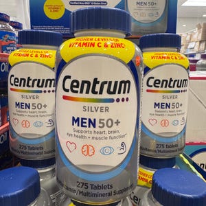 Puede incluir: Botellas de multivitamínicos Centrum Silver Men 50+. Las botellas blancas tienen detalles azules y amarillos, con el logotipo de Centrum e información sobre el apoyo a la salud del corazón, el cerebro, los ojos y la función muscular. Cada botella contiene 275 comprimidos.