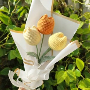 かぎ針編みのチューリップ 3 個セット、かぎ針編みの花束、ガールフレンドへのギフト、家の装飾、手作りギフト、夫へのギフト、お母さんへの花のギフト
