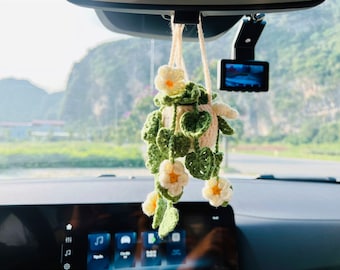 Decorazione per auto a forma di margherita all'uncinetto, da appendere allo specchietto retrovisore.